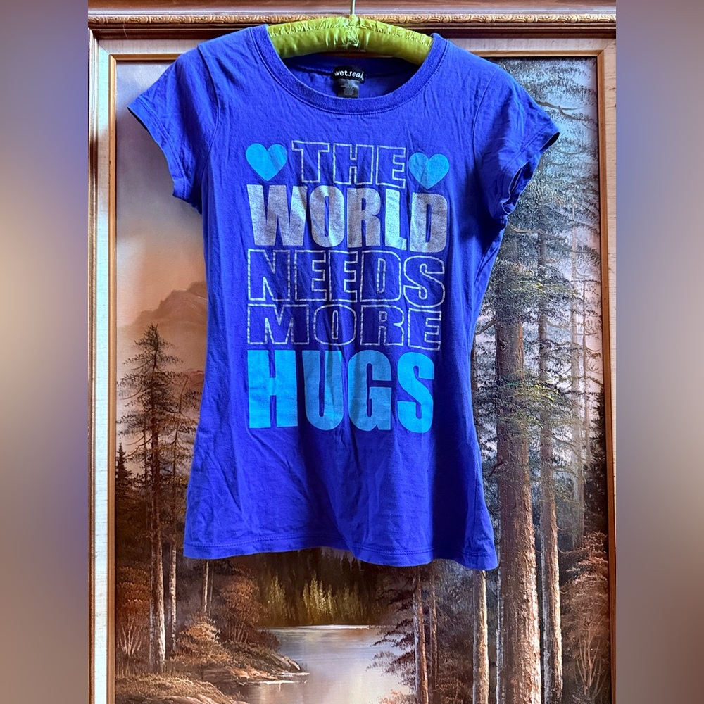 100% Cotton! Juniors L Women Small THE WORLD NEEDS MORE HUGS Blue Silver T-Shirt - Picture 4 of 9